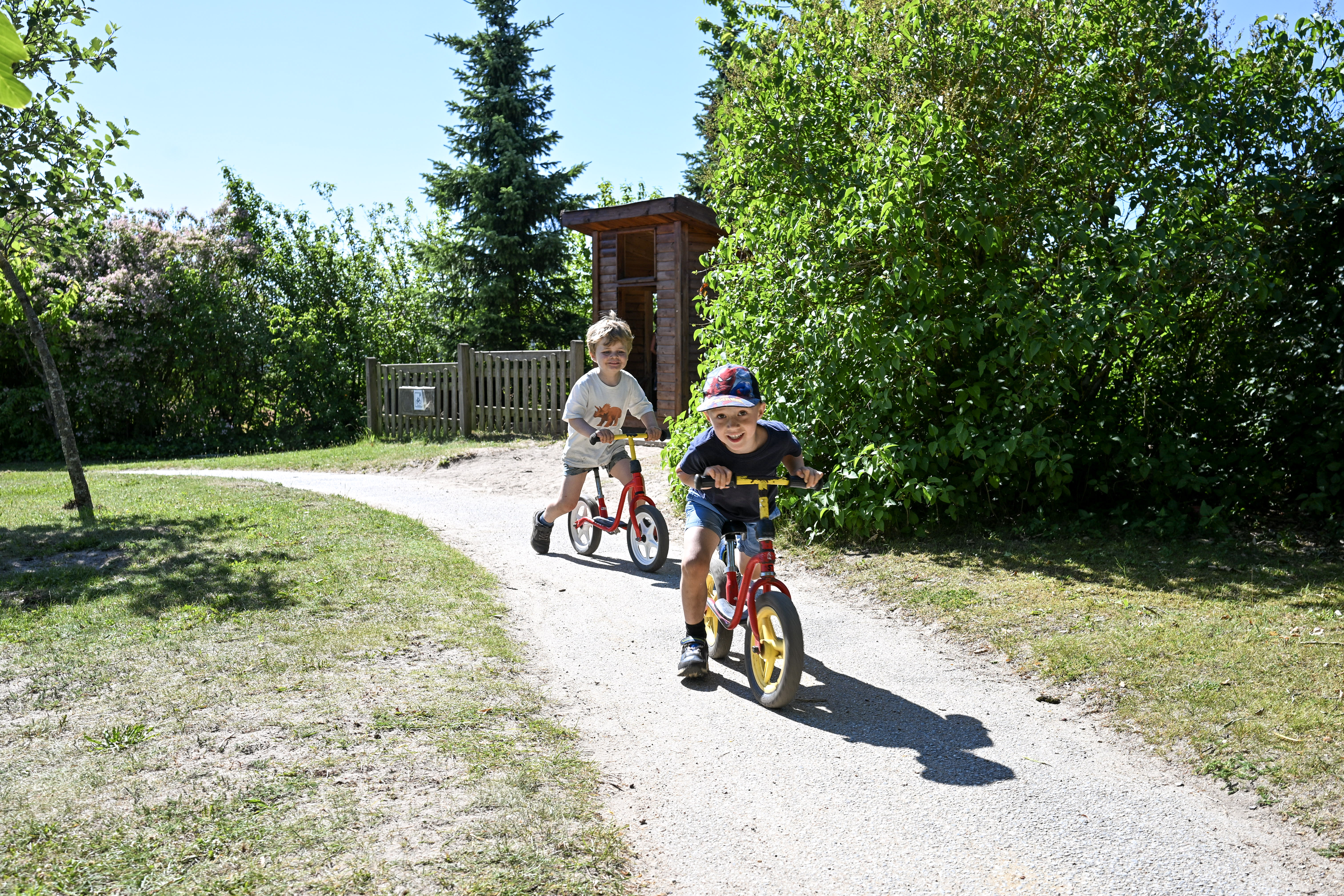 To børn på gåcykler