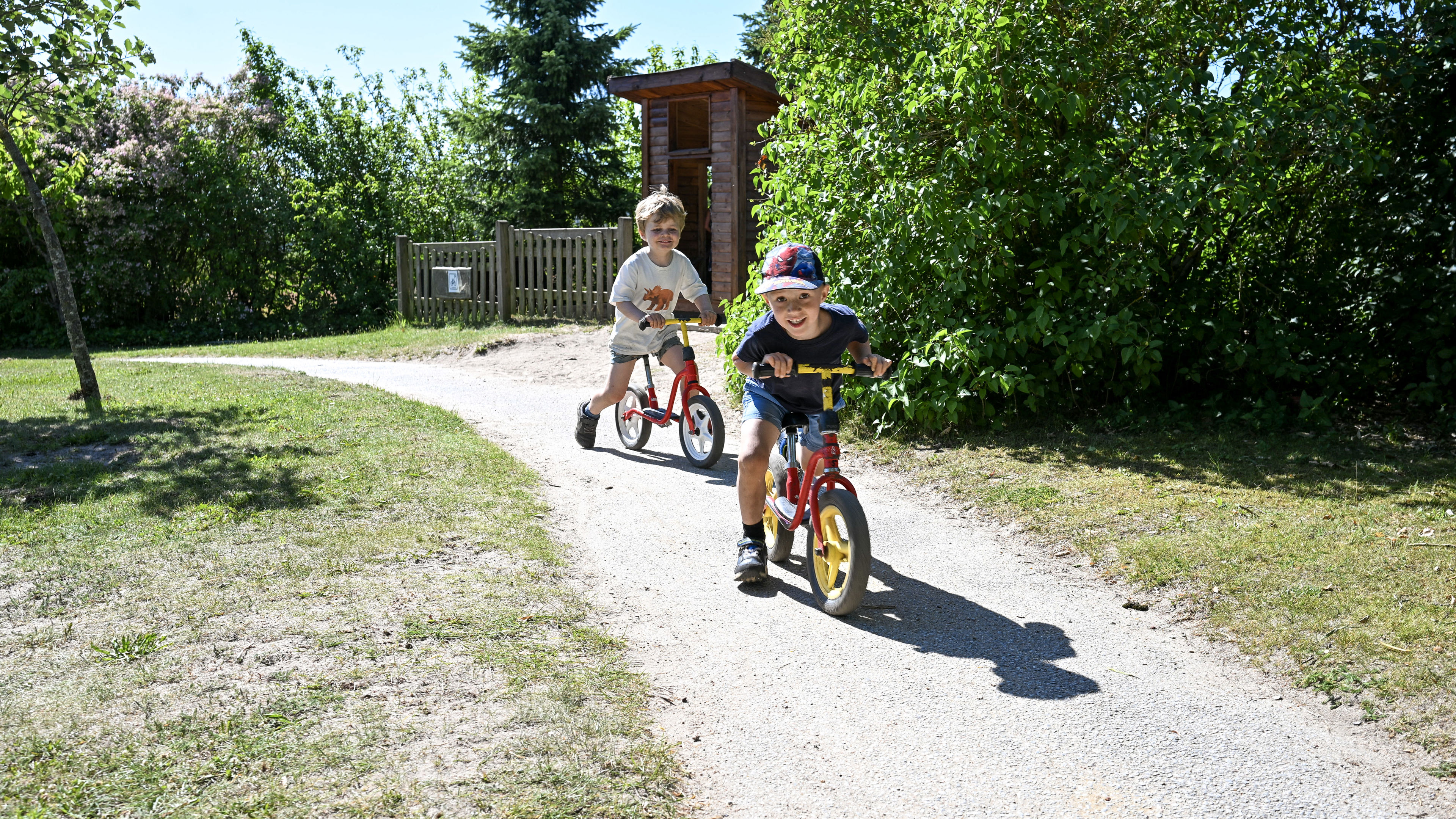 To børn på gåcykler